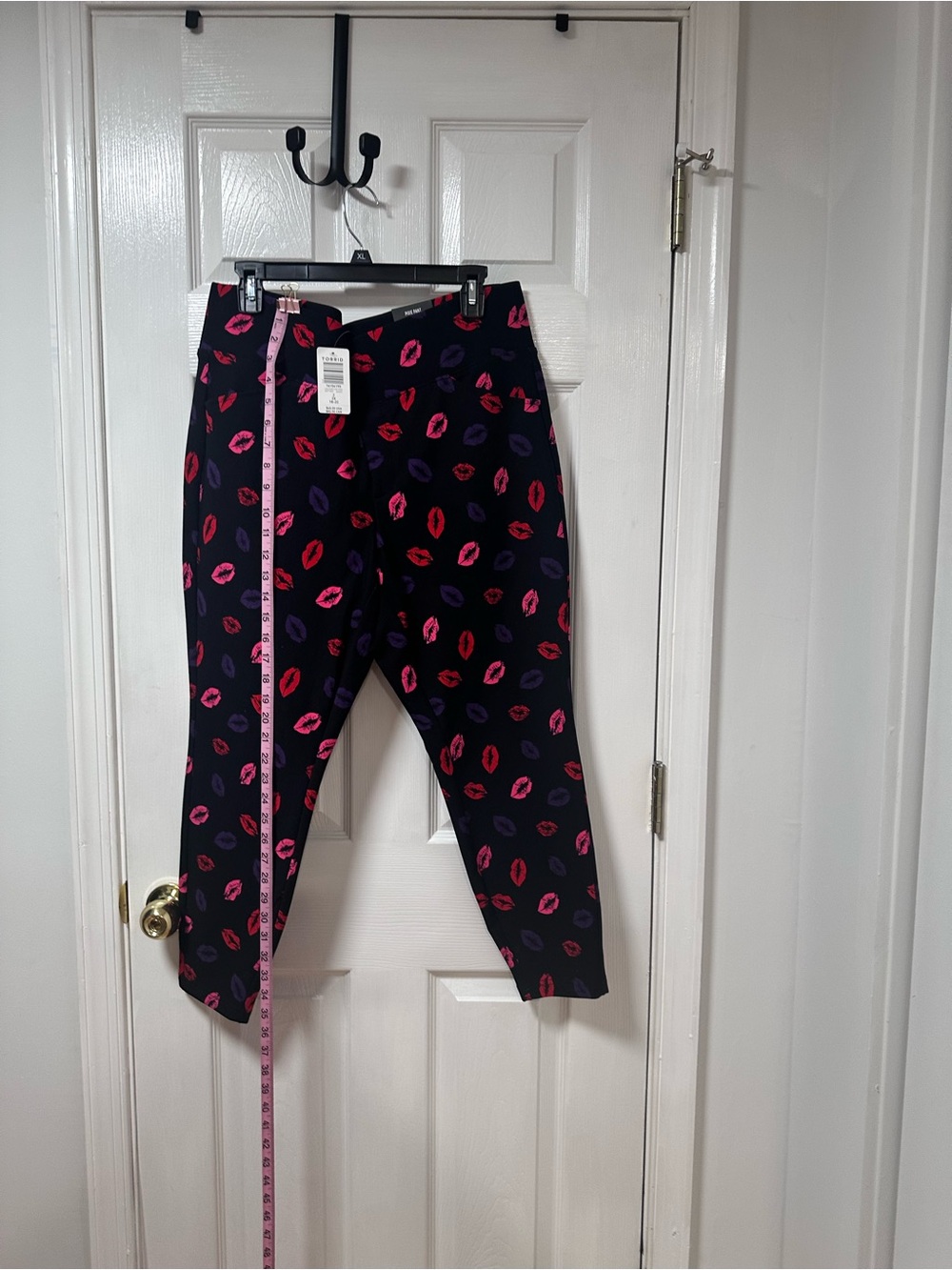 torrid Black Cropped Leggings with Pink & Purple Lip Print